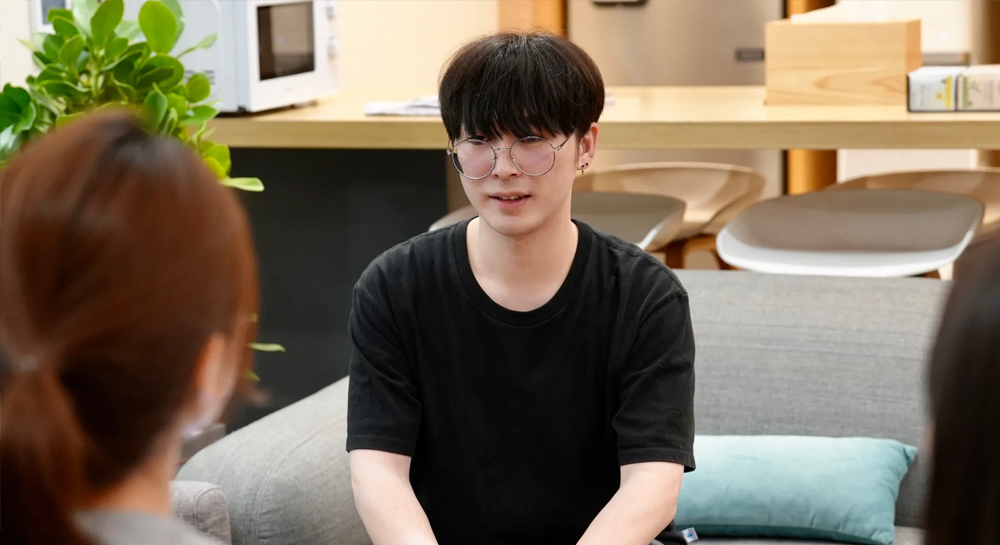 베스핀글로벌 AI Expert 2팀 안원빈 팀장이 사무실 소파에 앉아 인터뷰에 응하고 있는 모습이다.