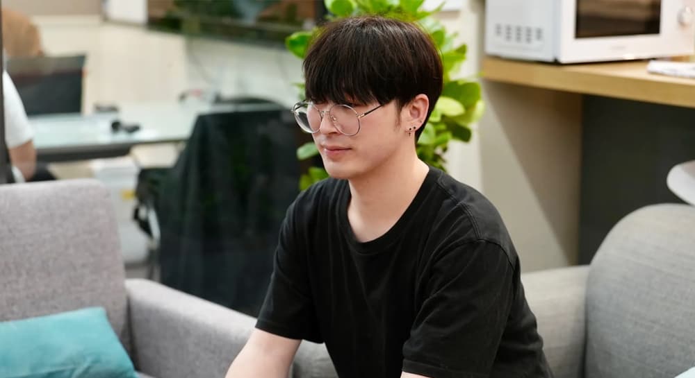 베스핀글로벌 AI Expert 2팀 안원빈 팀장이 사무실 소파에 앉아 정면을 바라보며 인터뷰에 응하고 있는 모습이다.