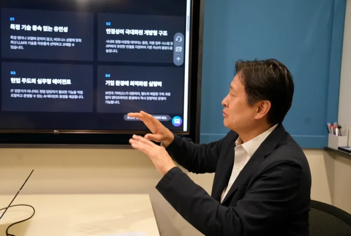 베스핀글로벌의 맞춤형 엔터프라이즈 AI 플랫폼인 헬프나우 AI 파운드리(HelpNow AI Foundry)의 핵심 기능과 제조 AI 구축 방향을 설명하고 있는 황상원 상무의 발표 모습.