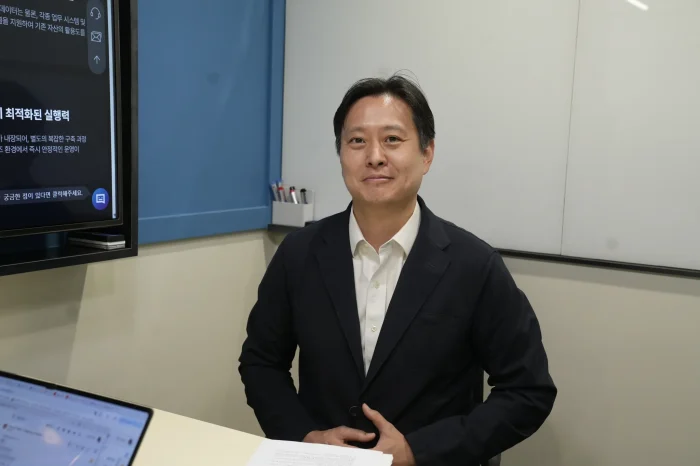 국내 제조 기업의 경험을 바탕으로 제조업 피지컬 AI 도입과 기획부터 운영까지의 전 과정을 지원하는 전문가의 인터뷰 사진.