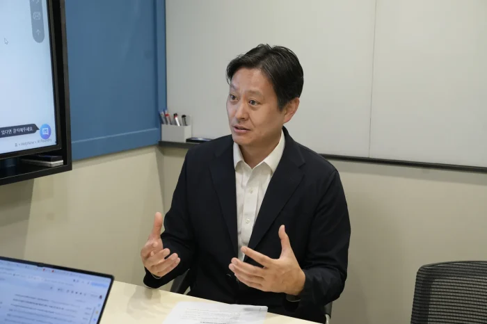 국내 제조 기업들이 제조업 피지컬 AI 기술을 도입해야 하는 배경에 대해 설명하는 인터뷰이의 모습.
