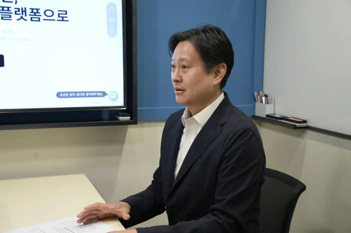 베스핀글로벌 인터뷰 현장에서 제조업 피지컬 AI의 핵심 경쟁력인 물리적 안전성과 시스템 정확성에 대해 설명하고 있는 상무의 측면 모습.