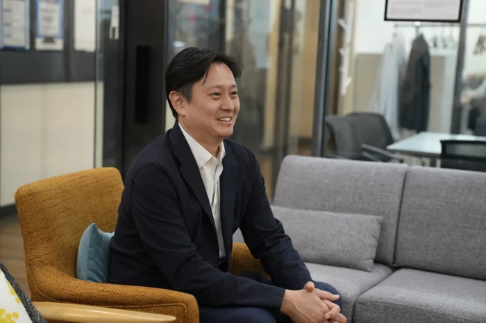 제조 기업의 레디 데이터(Ready Data) 준비 필요성과 성공적인 제조업 피지컬 AI 도입을 위한 마지막 조언을 전하는 상무의 인터뷰 모습.